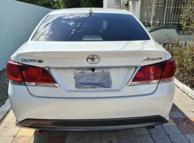 Toyota Crown For  Rent