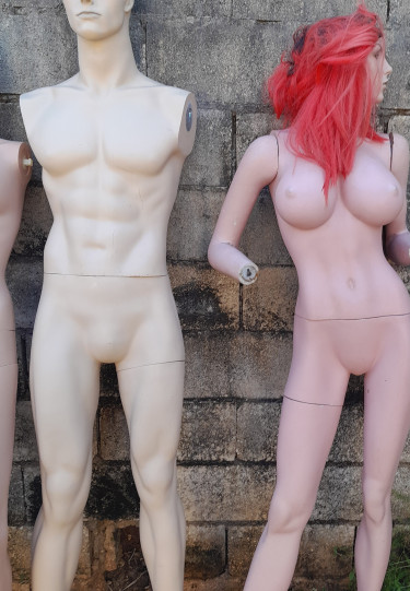 Mannequins Male And Female /store Fixtures