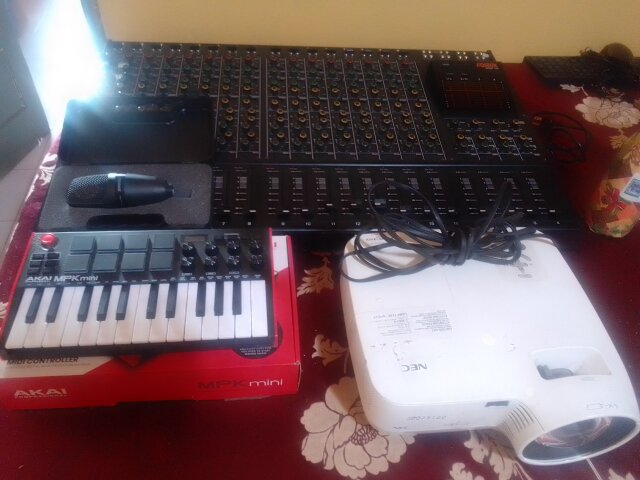 16 Channel Mixer And Midi Keyboard