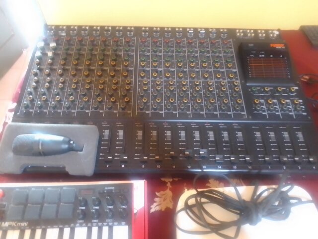 16 Channel Mixer And Midi Keyboard