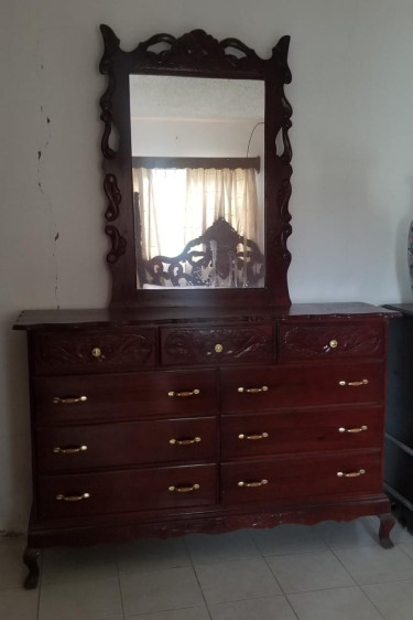 1 King Size Dresser & Bed With Drawers