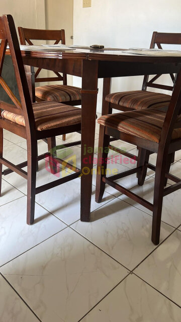 Beautiful Dinning Room Table And 4 Chairs