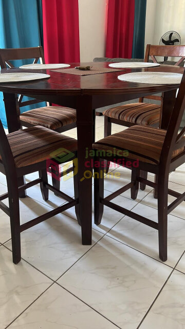 Beautiful Dinning Room Table And 4 Chairs
