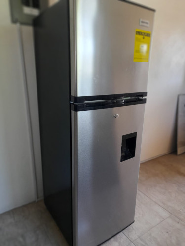 Fairly New 11 Cube Refrigerator For Sale 