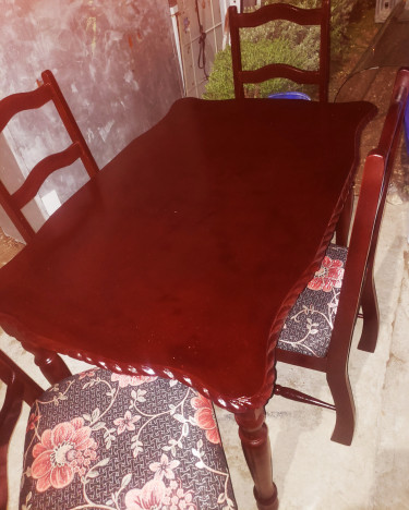 DEAL!!! Beautiful 4 Seater Dining Table 