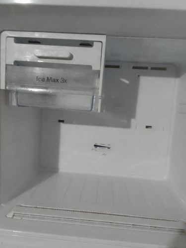 SAMSUNG  Refrigerator With Digital Inverter. 