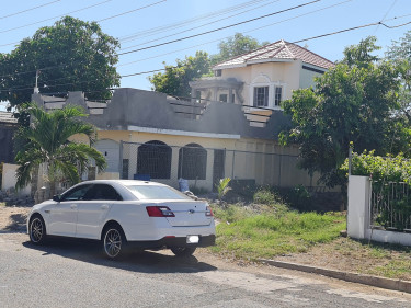 4 Bedrooms 3 Bathrooms Balcony Carport Solar & AC