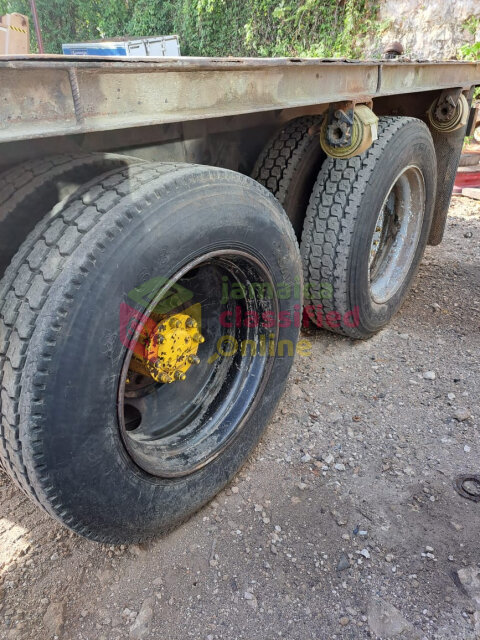 1995 Ford AeroMax L9000 Heavy Duty Flatbed Truck