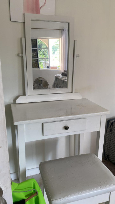 Make Up Vanity With Mirror And Stool