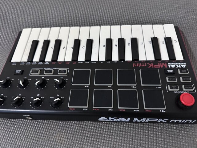 Akai Midi Mini Keyboard Controller With Drums