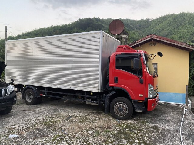 2009 Isuzu 12 Ton Box Truck Working Truck