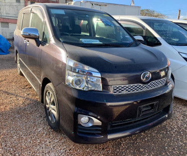 TOYOTA VOXY ZS 2014 (Newly Imported)