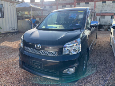 TOYOTA VOXY ZS 2014 (Newly Imported)