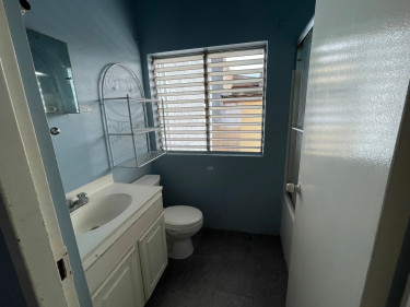 3 Bedrooms 1.5 Bath In Queensbury, Kingston 19
