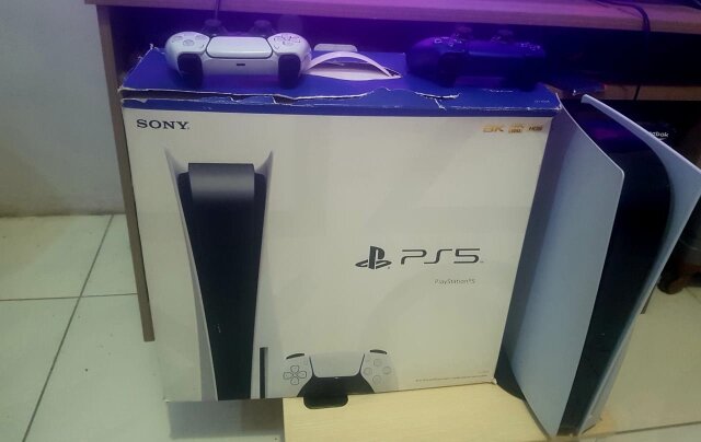 Used PS5 Disc Version With 2 Controllers