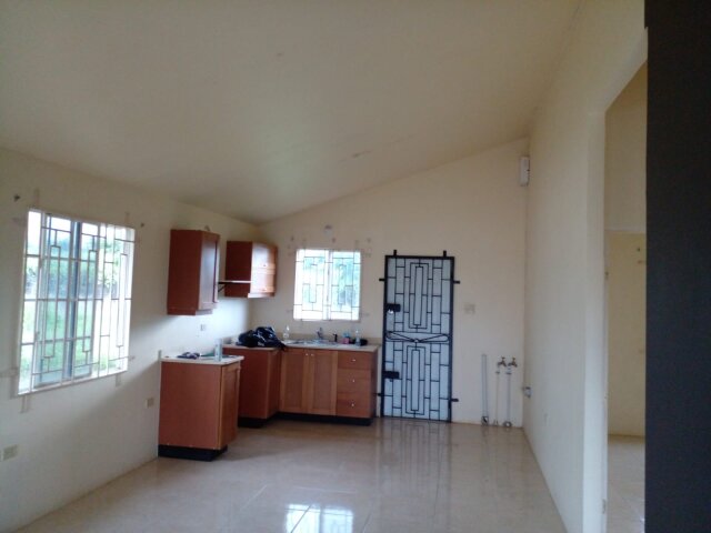 2 Bedrooms, 1 Bathroom House For Rent.