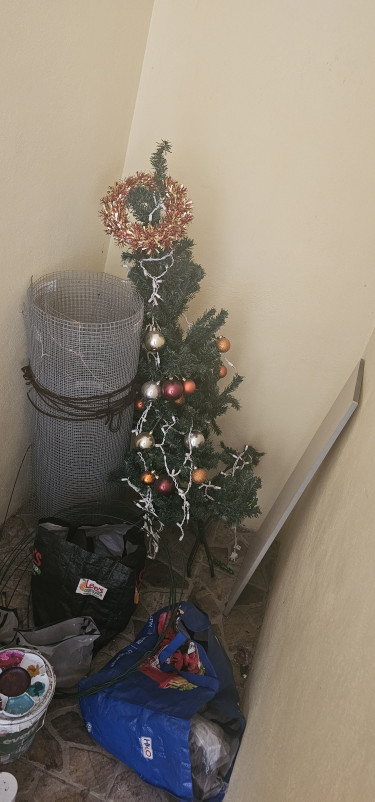 MIGRATE SALE 5ft X-Mas Tree W/ Ornaments + Lights