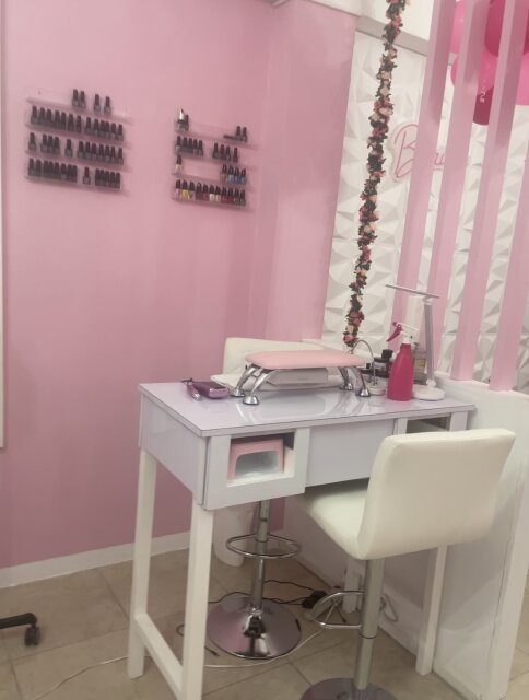 1 Nail Tech Booth For Rent