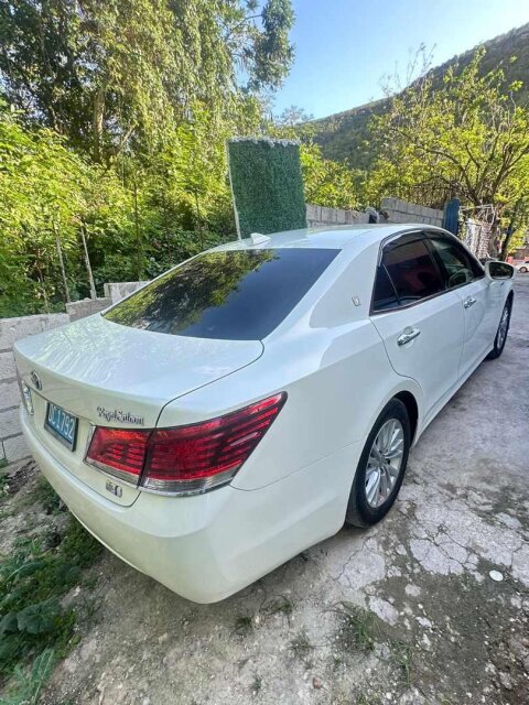 Toyota Crown Royal Saloon Hybrid Fully Loaded
