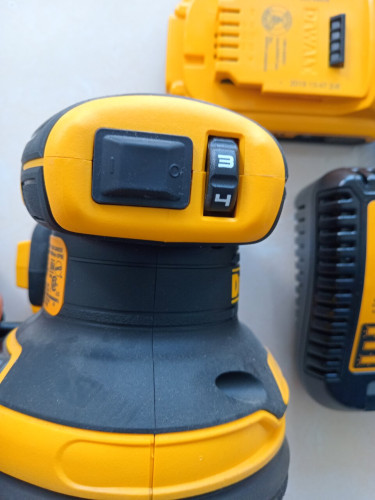 Dewalt  Random Ordit Palm Sander Set