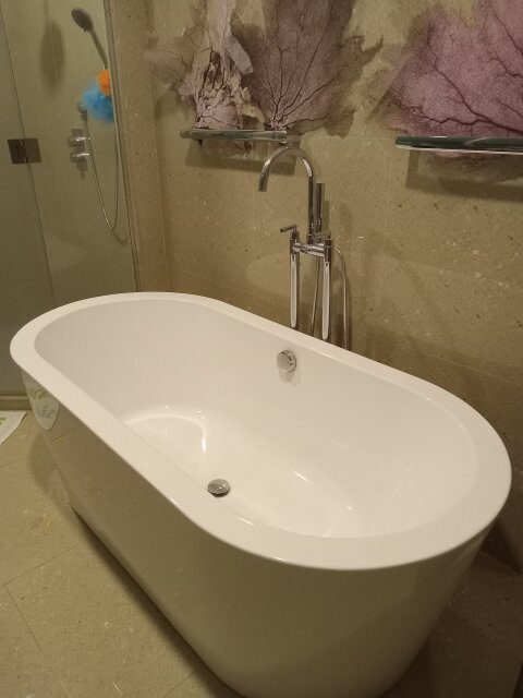 New Bathtub With Faucets