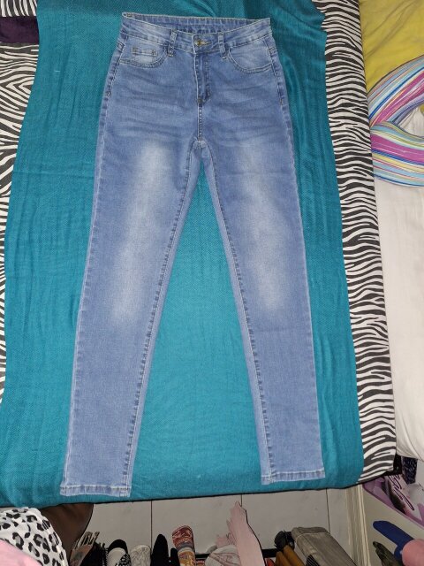 Medium Wash Blue Denim Jeans - Size 6 (M)