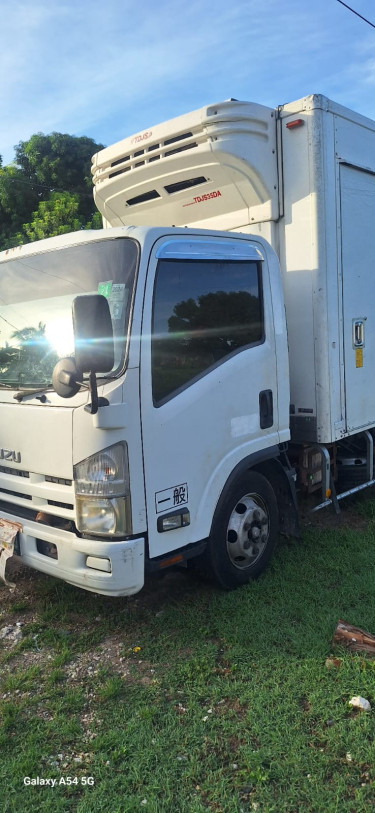 2013  Isuzu Truck