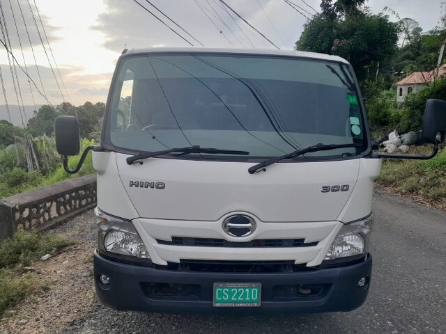 2022 Hino 300