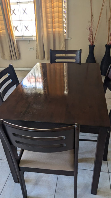 Dining Room Table & Chairs