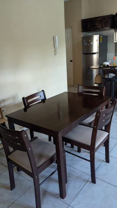 Dining Room Table & Chairs