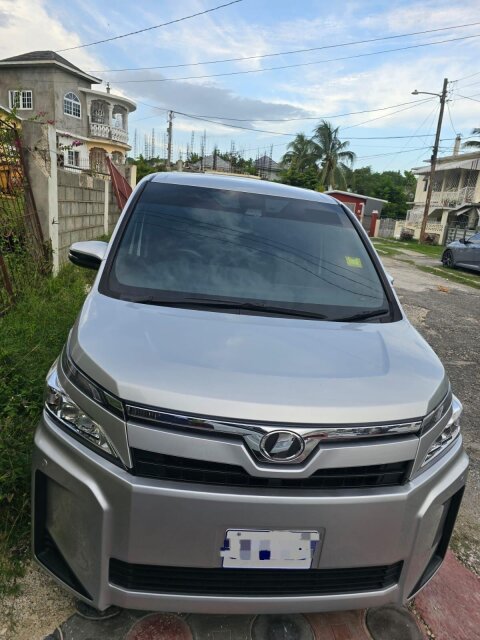 2019 TOYOTA VOXY X 8 SEATER