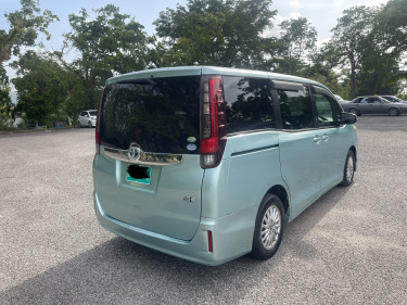 2014 Toyota Noah Hybrid 