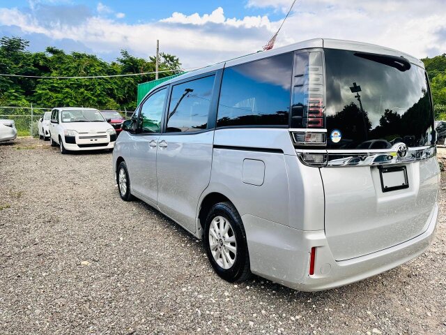 2018 TOYOTA VOXY 8 SEATER