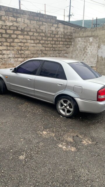 2002 Mazda Famila