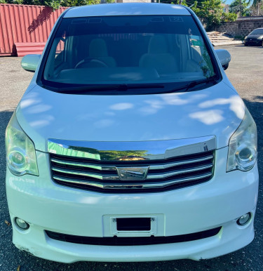 2013 TOYOTA NOAH