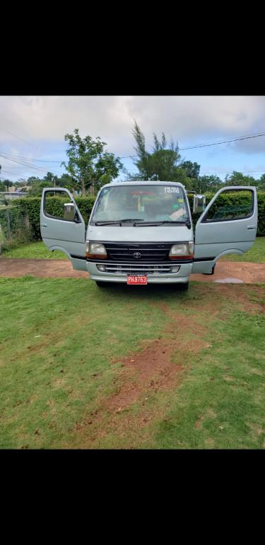 2002 Toyota Hiace 