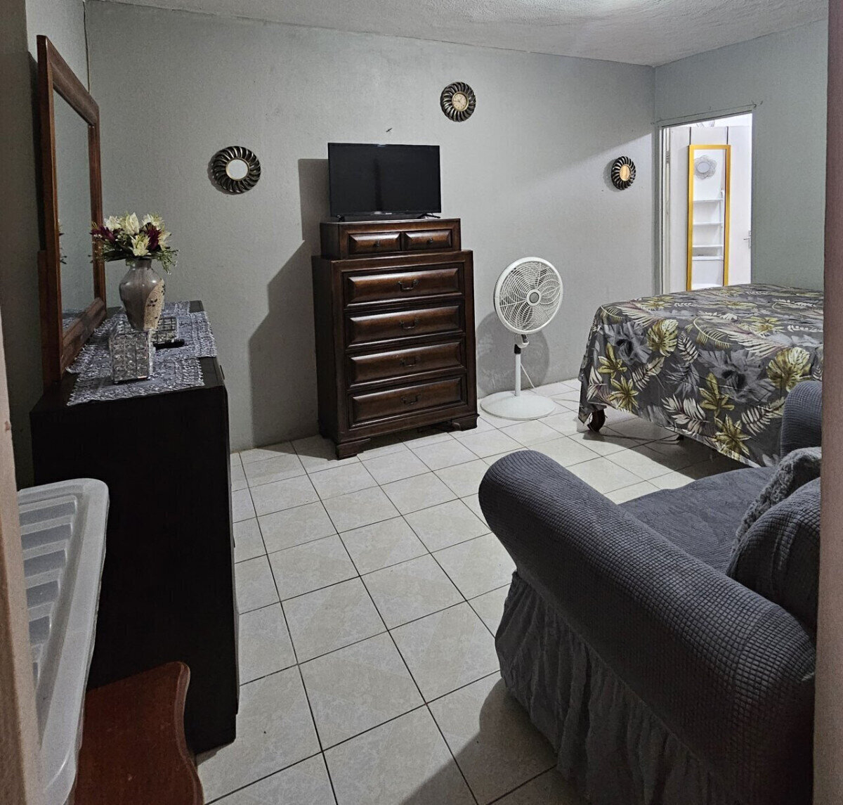 1 Bedroom For An Employed Female