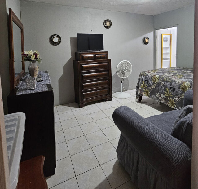 1 Bedroom For An Employed Female