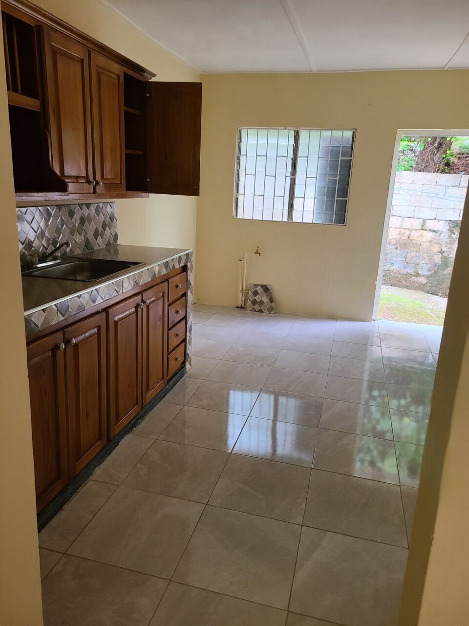 2 Bedroom Unit In Leas Flat, Red Hills