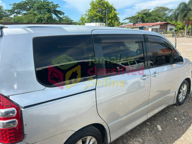 2013 Toyota Noah Si