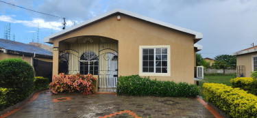 Charming 2 Bedrooms in Phoenix Park Village
