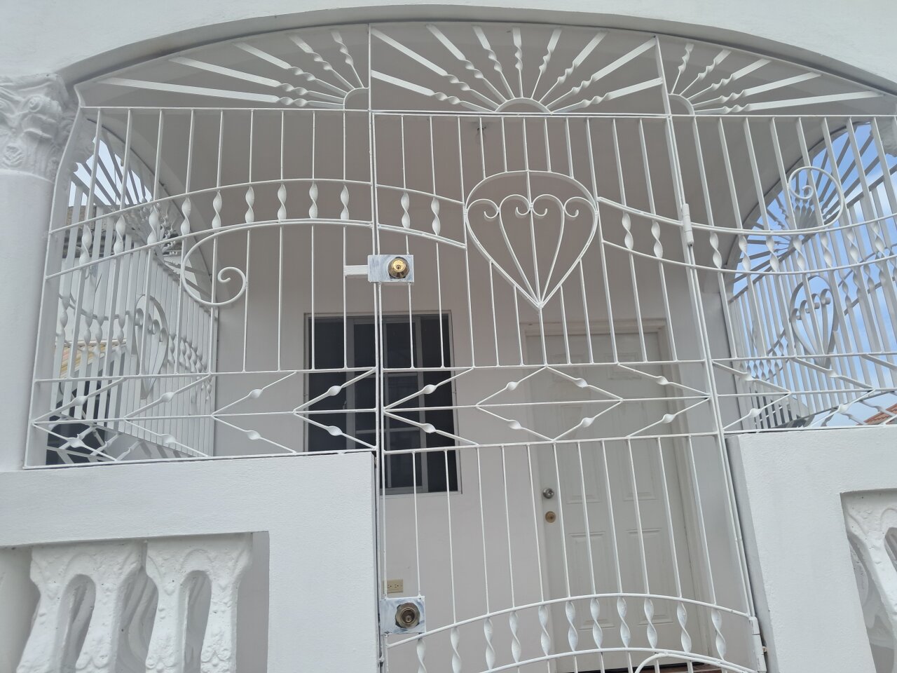 2 Bedrooms House
