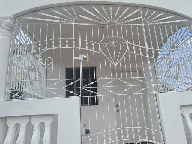 2 Bedrooms House