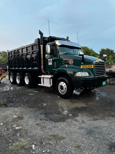 2013 Mack Pinnacle 