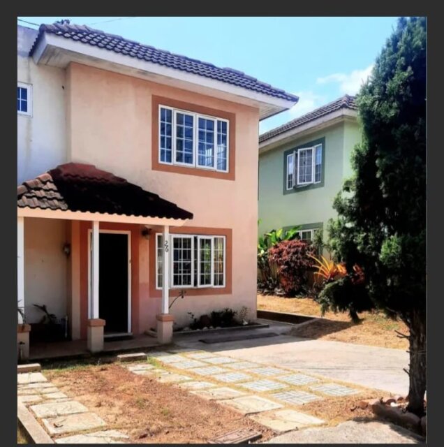 4 Bedrooms Town House