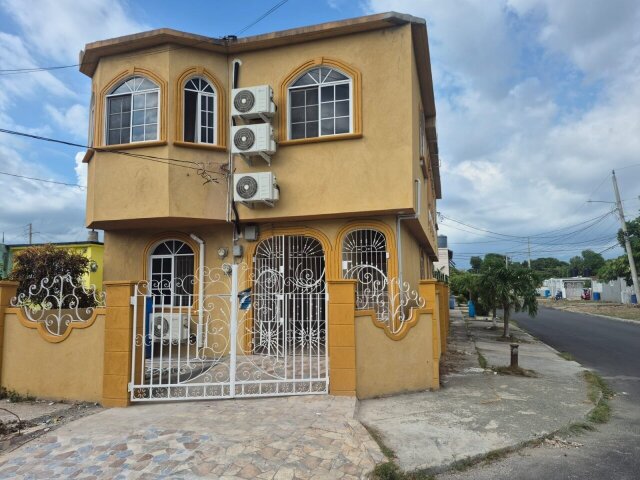 2 Bedrooms 1 Bath Apartment With A/C In Potterdale