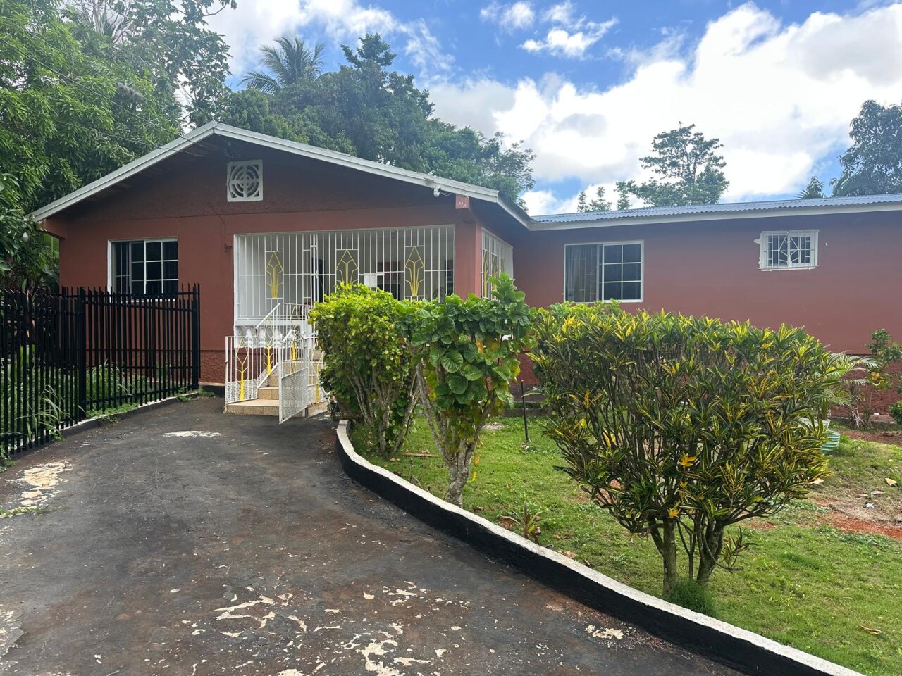 Flexible 3 Bedrooms in Brown's Town, St. Ann
