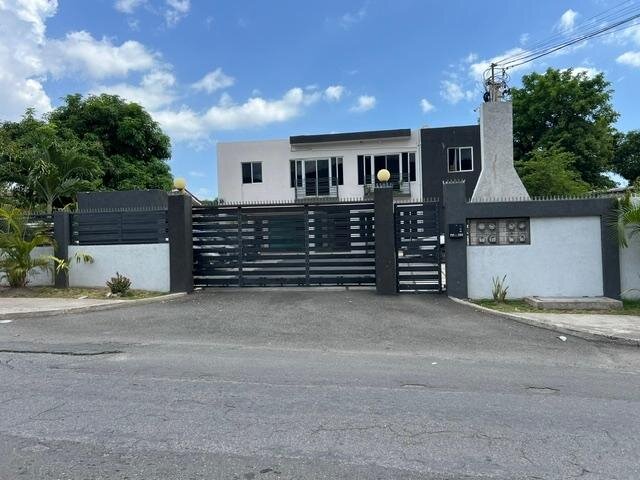 Modern 2 Bedrooms Apartment in Kingston