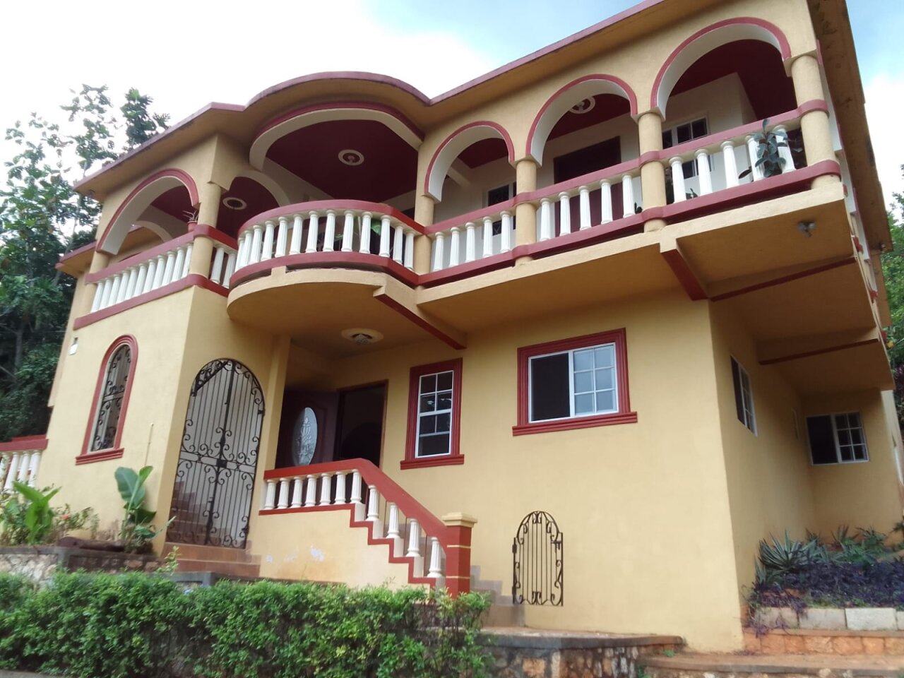 Charming 2 Bedrooms Hillside Oasis