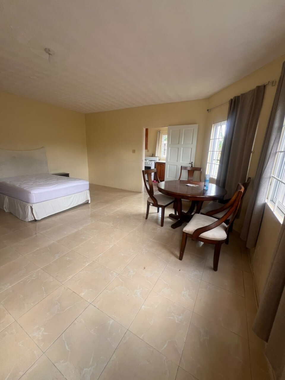 Charming 1 Bedroom Apartment Ready to Move In